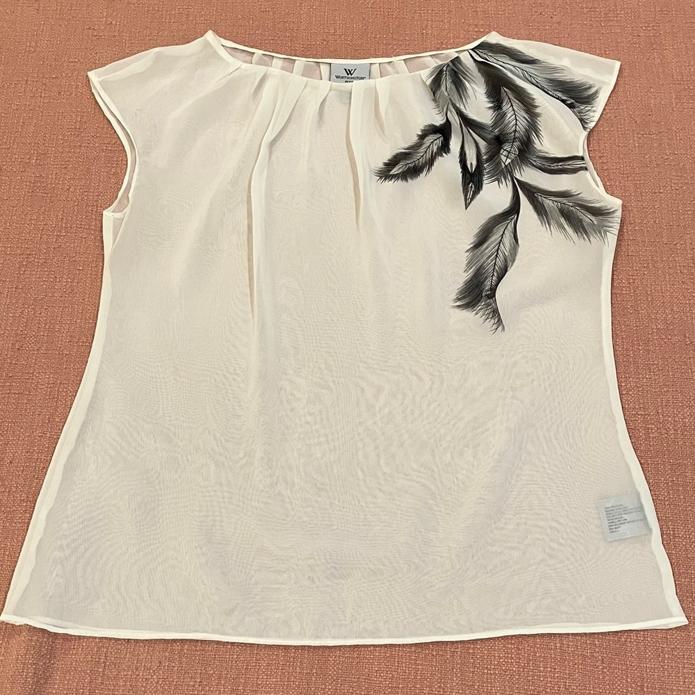 Worthington med petite Cream Top with Black Feather Design